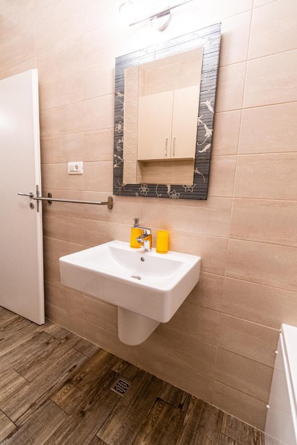 Yan Apartment - Near Mall & Free Private Parking Брашов Екстер'єр фото