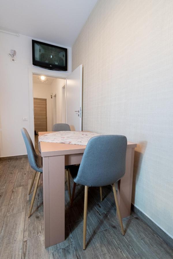 Yan Apartment - Near Mall & Free Private Parking Брашов Екстер'єр фото