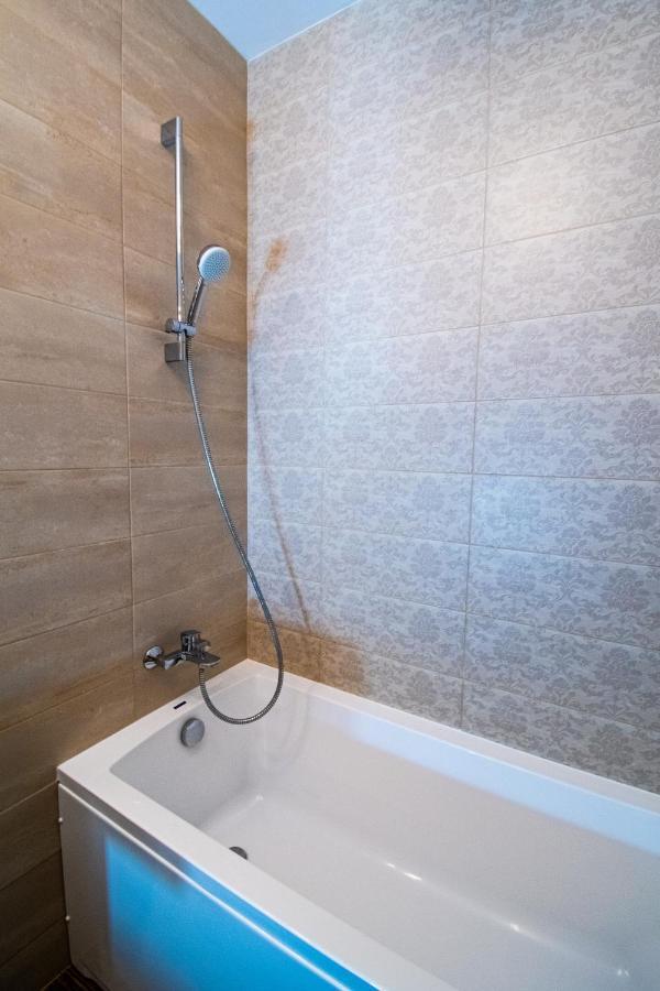 Yan Apartment - Near Mall & Free Private Parking Брашов Екстер'єр фото